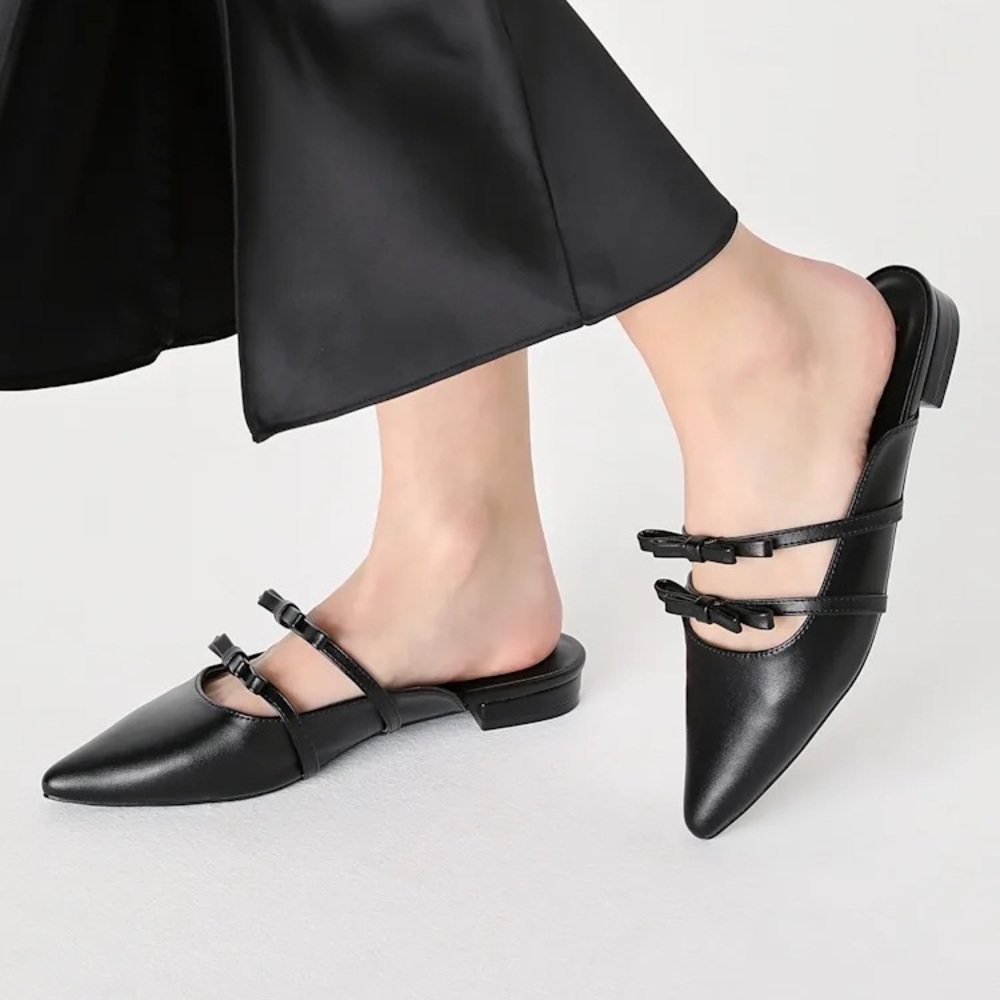 LULUS • NWT Black Pointed-Tow Bow Mules
